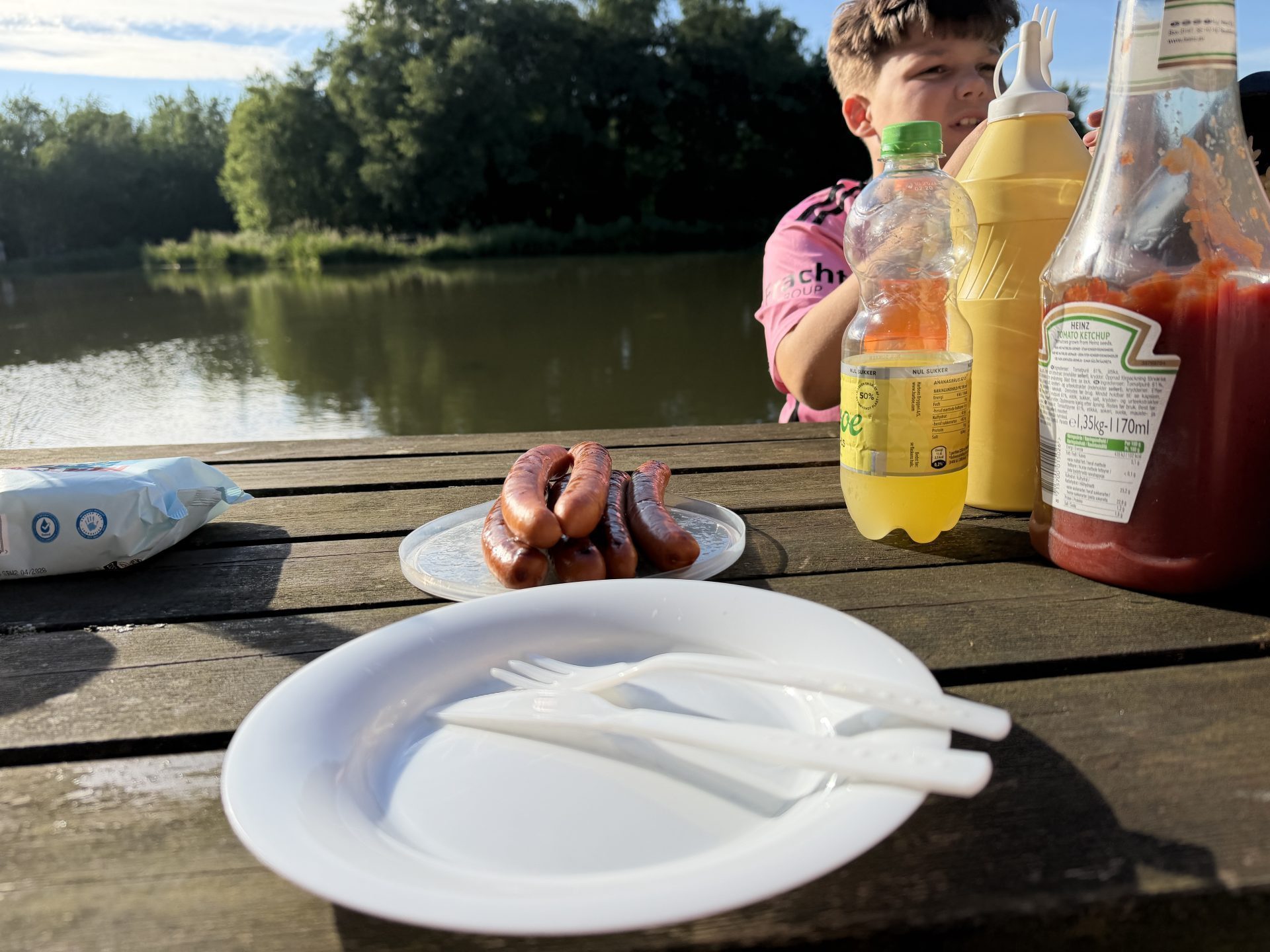 Mad og drikke på bordet under familietur til Hebo Fiskesø