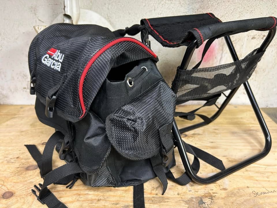 Brugt Abu Garcia fisketaske med indbygget stol set forfra