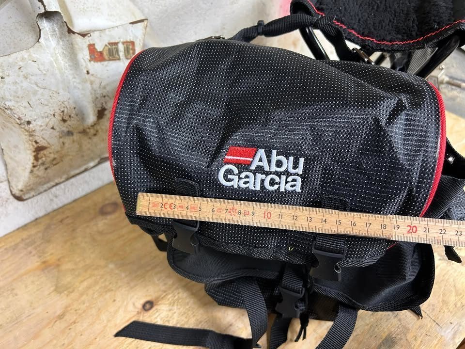 Abu Garcia fisketaske med stol og målebånd set fra siden